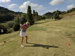 Wie immer aktiv mit Doppel-Titanhüfte: Golf hält fit und beweglich.